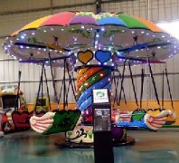 兒童游樂(lè)設(shè)備:七彩小飛椅讓您的孩子體驗(yàn)坐在彩虹的感覺