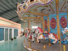 龍之盈游樂倉庫豪華旋轉木馬已安裝完畢