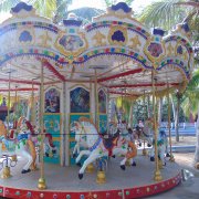 兒童旋轉木馬上傳動與下傳動有什么分別？