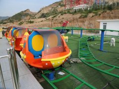 兒童在玩戶外休閑游樂(lè)設(shè)備時(shí)應(yīng)采取哪些安全預(yù)防措施？